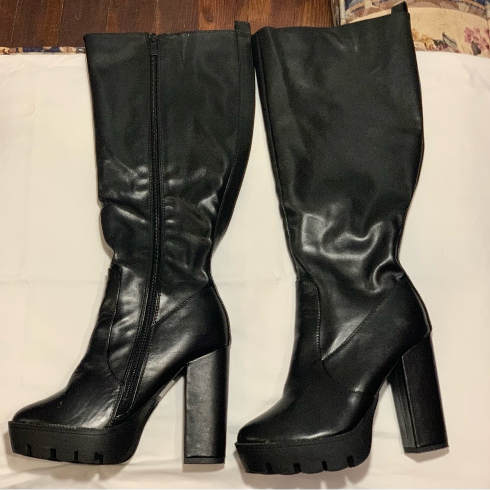 Elegant Black Heeled Boots with Sleek Design and Comfortable Fit